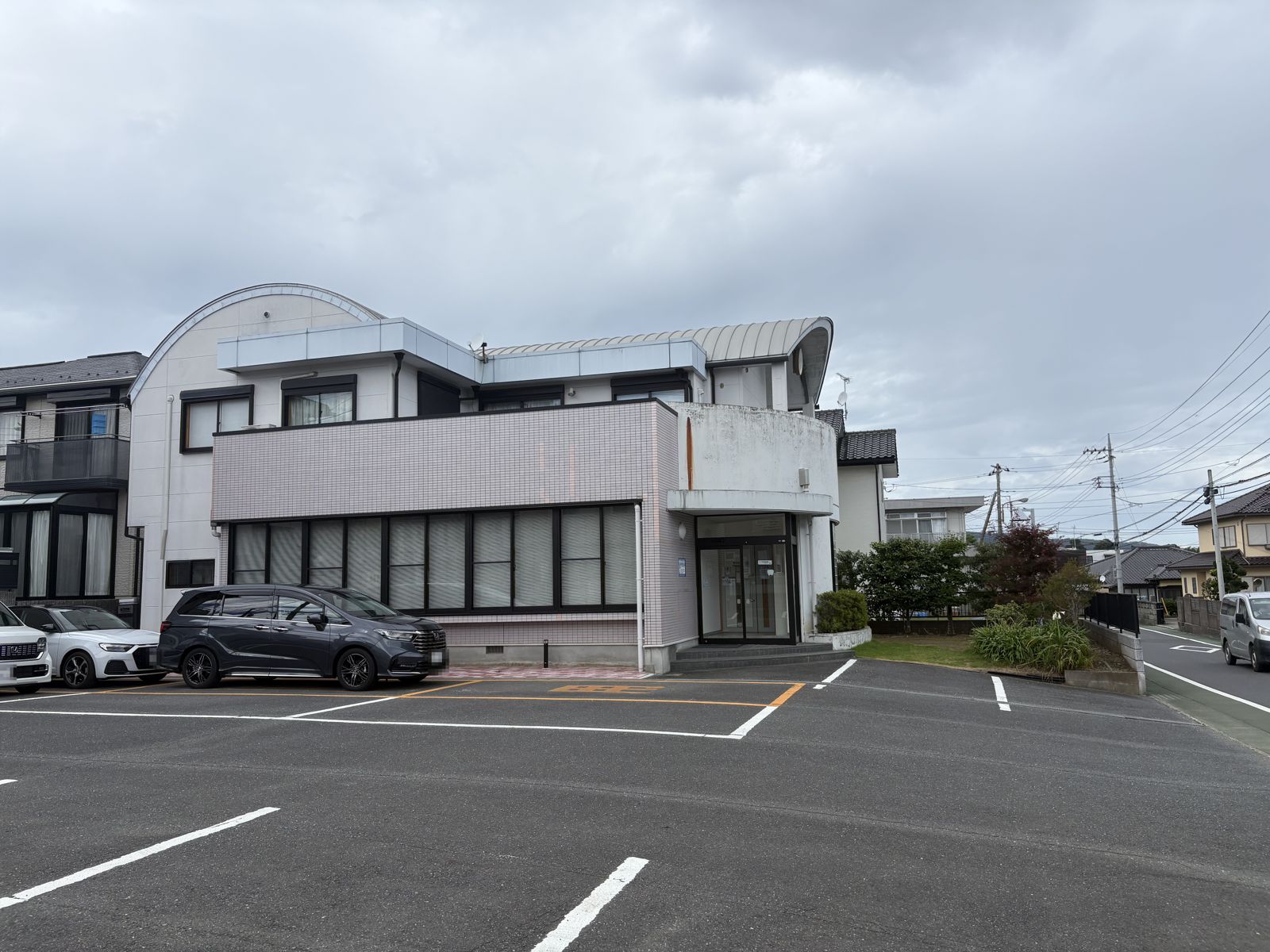 西野歯科医院の外観と駐車場